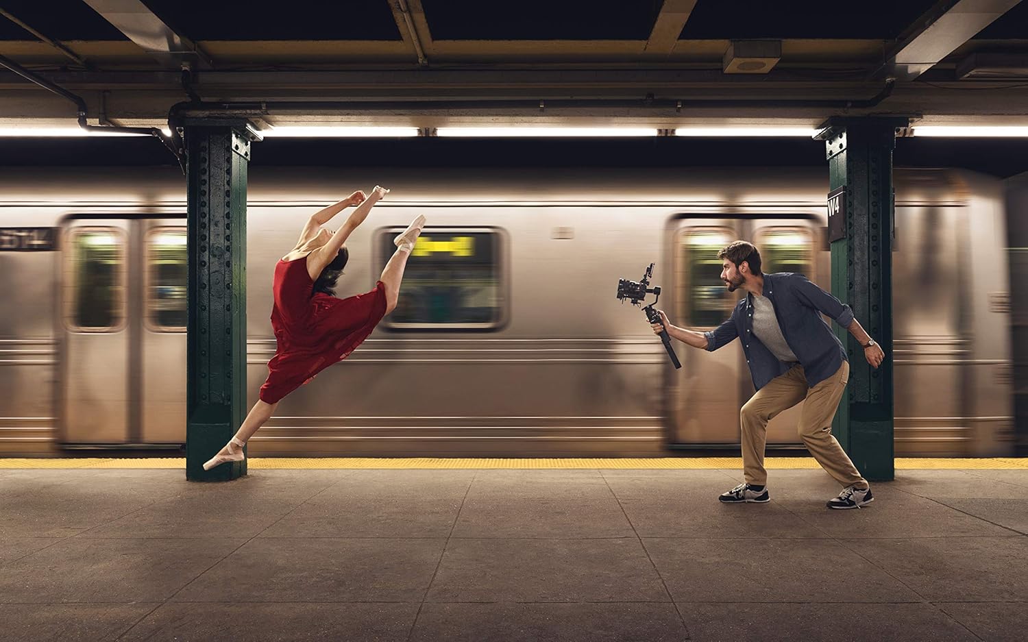 DJI Ronin-SC, 3-Axis Camera Stabilizer, up to 2kg (4.4lbs) Payload, Lightweight Design, Dynamic Stability, Automated Features, Available for Canon/Sony/Panasonic/Nikon/Fujifilm